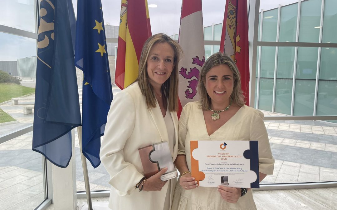 (Español) Elsa López recibe el Premio al Mejor Proyecto de Adherencia en Farmacia Hospitalaria del Grupo OAT