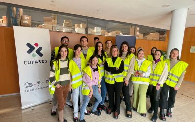 (Español) Elsa López visita con el estudiantado de quinto curso del Grado en Farmacia la cooperativa farmacéutica Cofares.